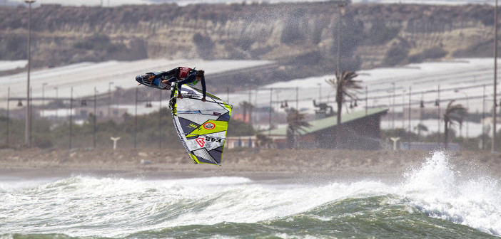 Víctor Fernández Center windsurf
