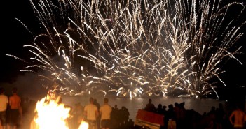Noche de San Juan, fuegos reales y artificiales en la costa de Almería