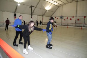 Niños patinando sobre hielo.