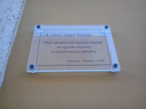 Placa en la fachada principal en honor a Valente.