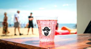 vaso en un bar en la playa