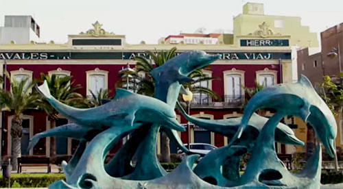 estatua delfines Parque Nicolas Salmeró en Almería