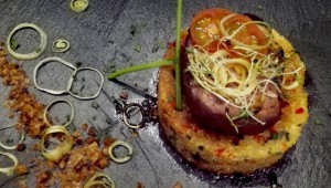 Taco de atún braseado con salsa de ostras en timbal de quinoa