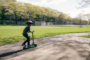 niño en patinete