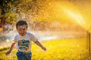 niño jugando