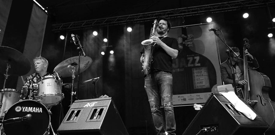 persona tocando saxofón Blake - Bodilsen - Maretti Trio