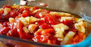 Ensalada de pimientos asados con bacalao y olivas negras