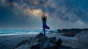 yoga en la playa de noche