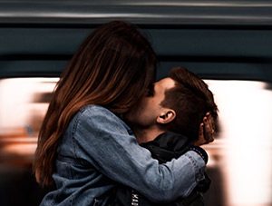 pareja besándose