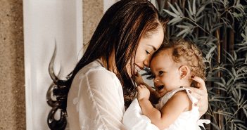 mujer con niña en brazos