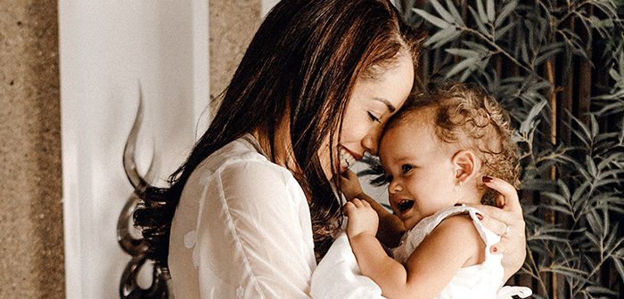 mujer con niña en brazos