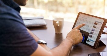 El ocio online más popular de Almería hombre mirando tablet