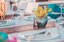 mesa de restaurante con copas y florero