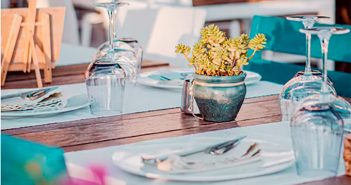 Los cuatro mejores restaurantes de España mesa de restaurante con copas y florero