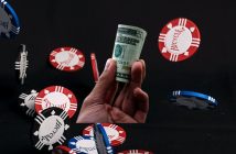 mano con dinero y fichas de juego