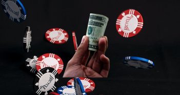 mano con dinero y fichas de juego
