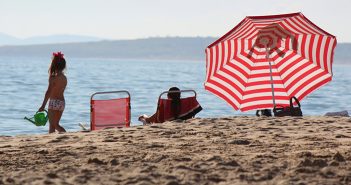 playa con sombrilla roja