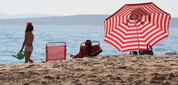 playa con sombrilla roja