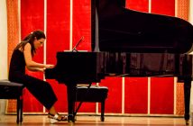 Marta Espinós tocando el piano