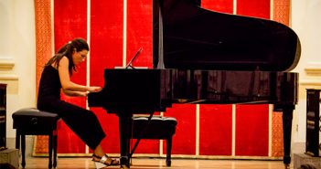 Marta Espinós tocando el piano