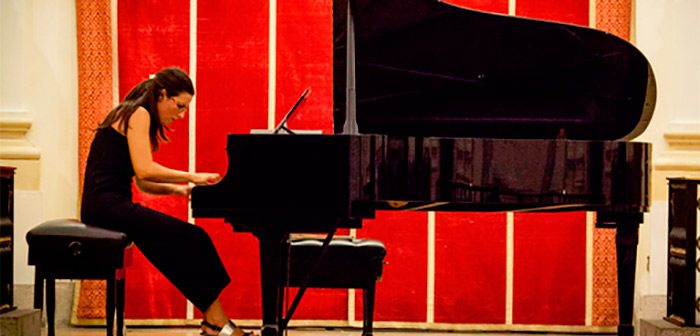 Marta Espinós tocando el piano