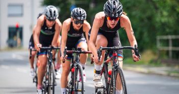 chicas en bicicleta