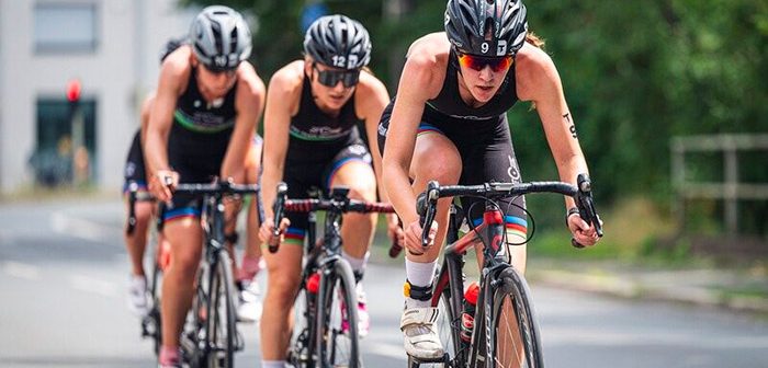 chicas en bicicleta