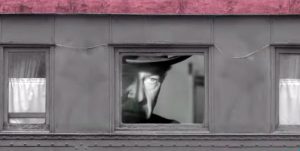 VAQUERO ASOMADO VENTANA DE UN TREN