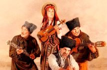 cuatro músicos vestidos de cosacos