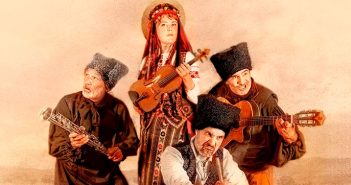 cuatro músicos vestidos de cosacos
