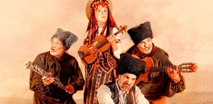 cuatro músicos vestidos de cosacos