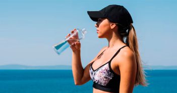 chica bebiendo agua