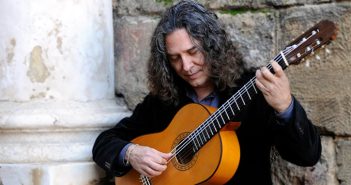 Tomatito con guitarra