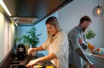 mujer y hombre cocinando