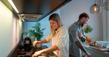 mujer y hombre cocinando