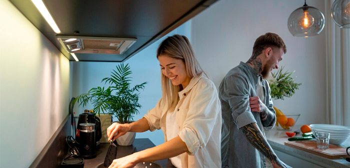 mujer y hombre cocinando