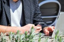 manos de hombre con smartphone