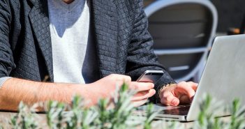 manos de hombre con smartphone