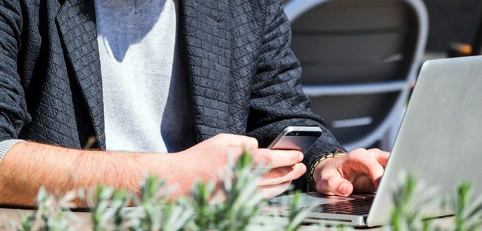 manos de hombre con smartphone