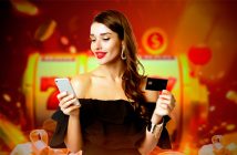 CHICA MIRANDO SMARTPHONE