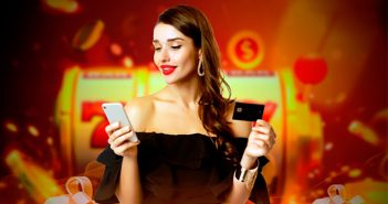CHICA MIRANDO SMARTPHONE