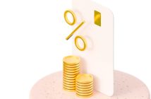 tarjeta de credito y monedas doradas