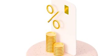 tarjeta de credito y monedas doradas
