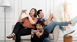 personas jugando smartphone