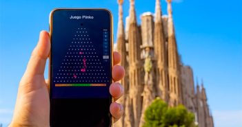 mano con smartphone