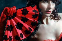 MUJER CON ABANICO ROJO