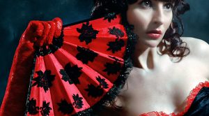 MUJER CON ABANICO ROJO