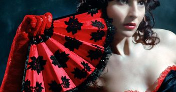 MUJER CON ABANICO ROJO