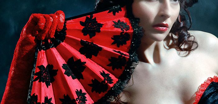 MUJER CON ABANICO ROJO